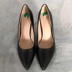 NWOT Black classic pumps